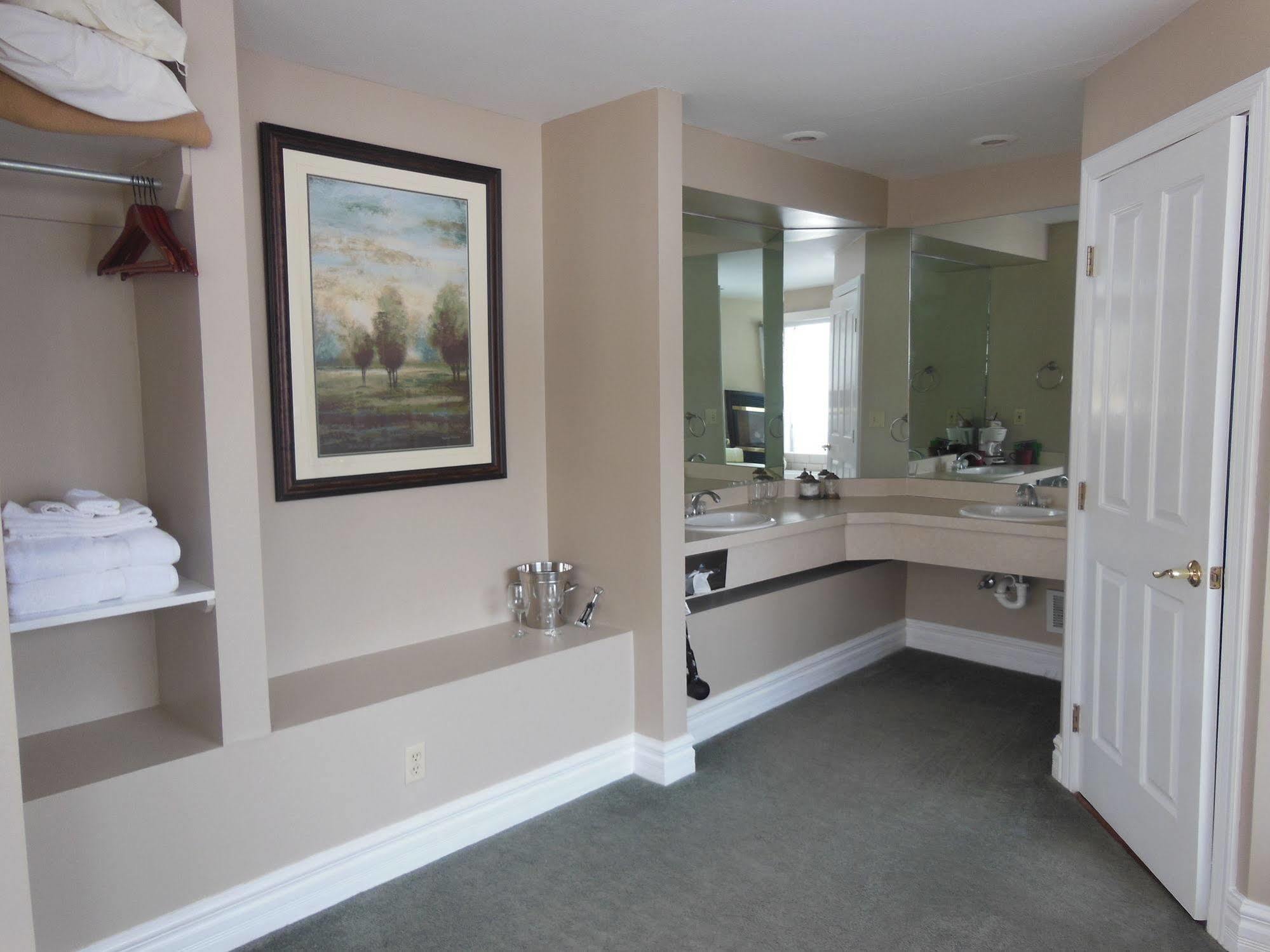 Stone Waters Inn Bellaire Экстерьер фото
